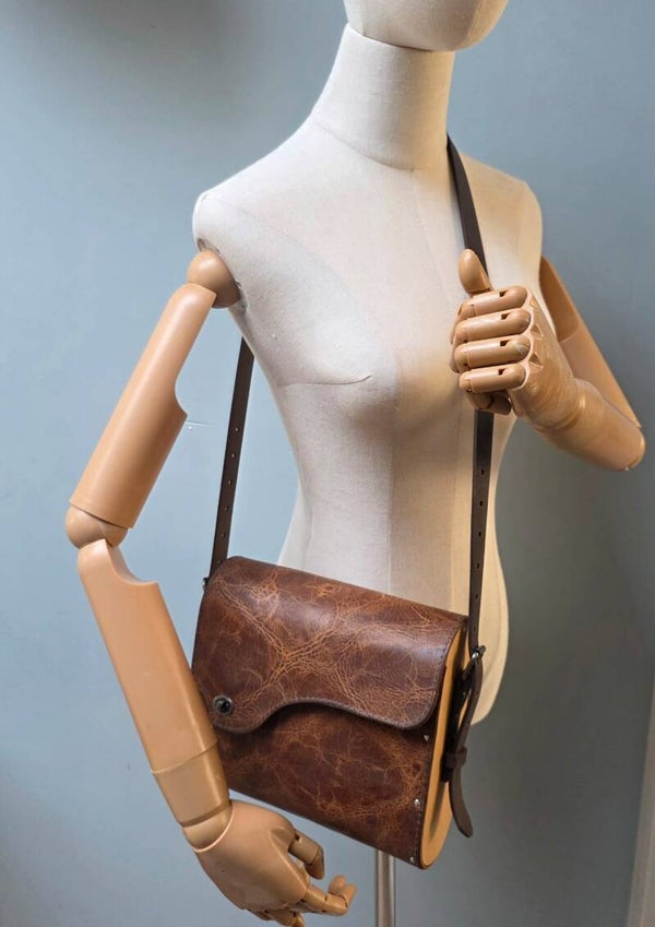 Bruine damestas met houten zijkanten