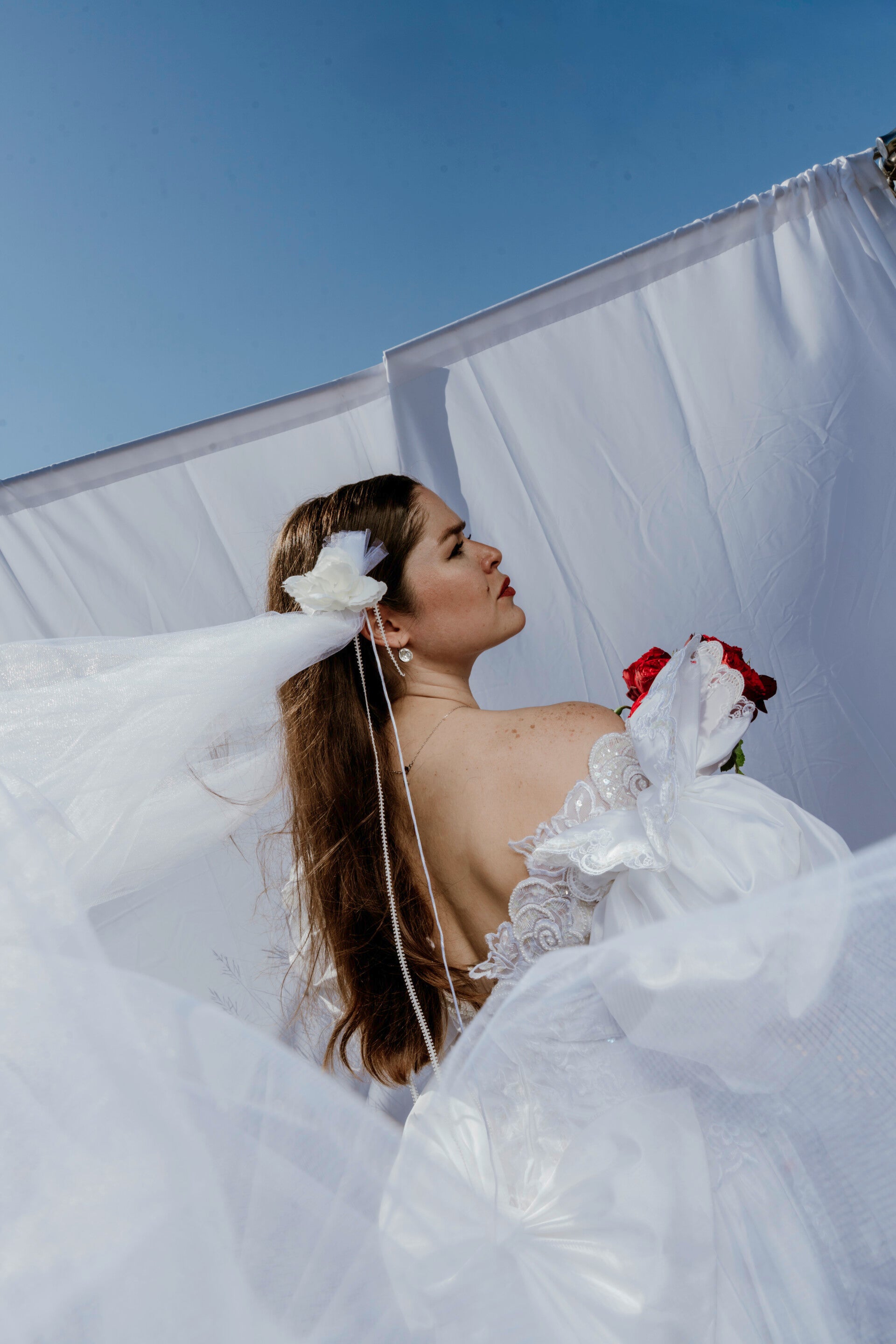 Rosabelle Duo de velos de broche con rosa blanca