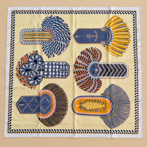 Foulard « Épaulettes de Gala » — crème, bleu et jaune