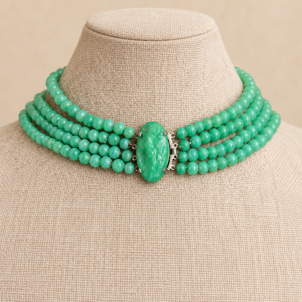 Collier à quatre rangs de perles de jade vert et fermoir décoratif