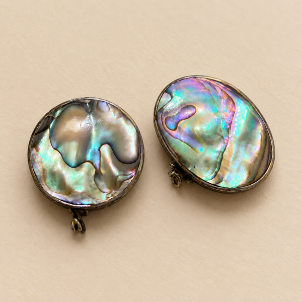 Deux pendentifs médaillons à décor nacré irisé