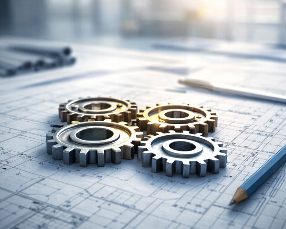 Vier ineinandergreifende Zahnräder aus Metall auf einer technischen Konstruktionszeichnung mit einem blauen Bleistift im Vordergrund.