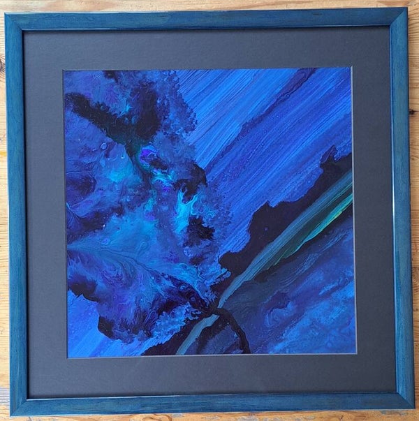 Die ene boom, donker blauwe boom ingelijst: turquoise blauwe lijst.