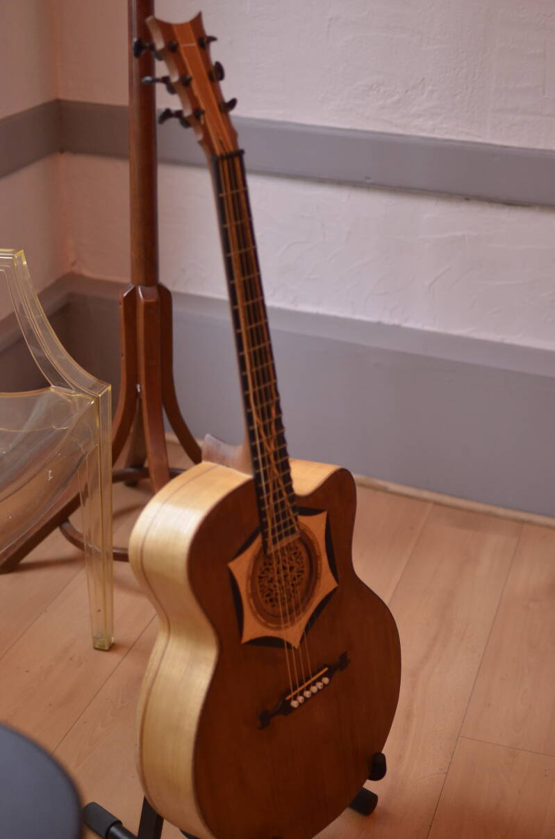 Guitare créée par le guitarite du groupe Celtique Folk de Bourgogne, Paul Maumy