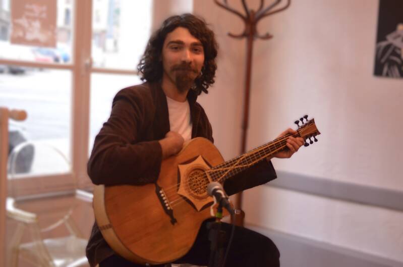guitare et arrangement musicaux, l'Artisan ébéniste du Morvan au service de la musique française folk celtique