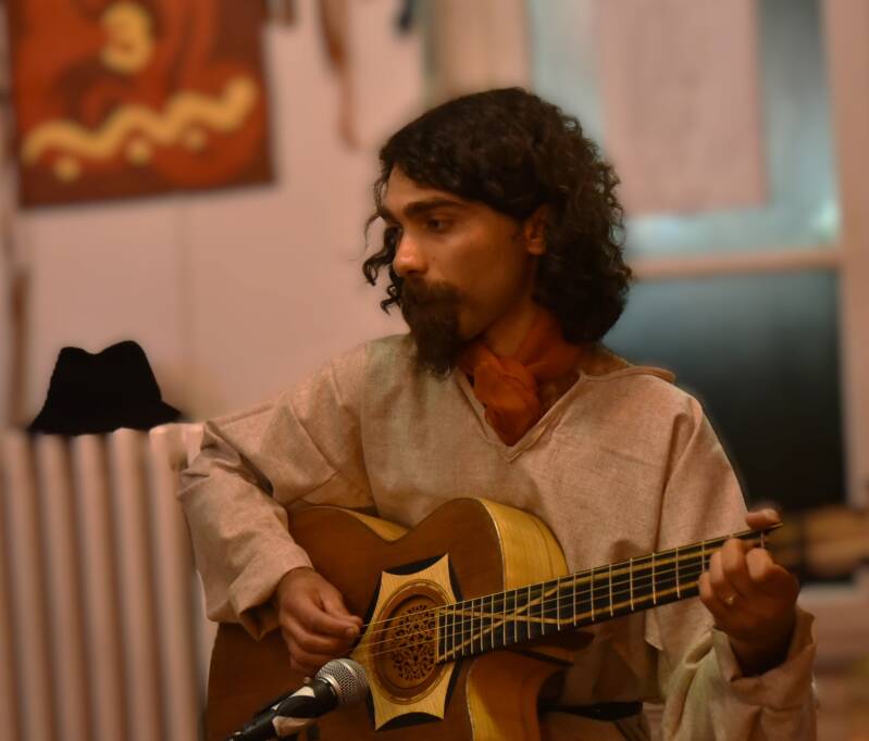 La guitare artisanal de Paul Maumy guitariste et arrangeur du groupe Les 3 oeufs du Serpent