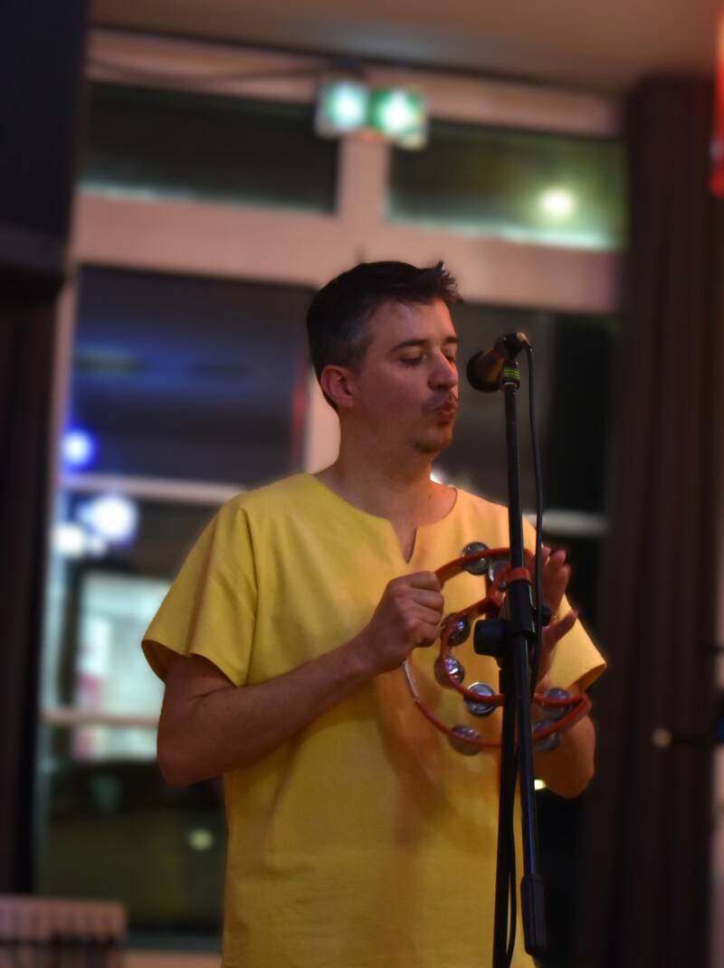 Un esprit s'échappe celui de la candeur d'être terrien, Emmanuel Depesseville conteur et soutien vocal du groupe
