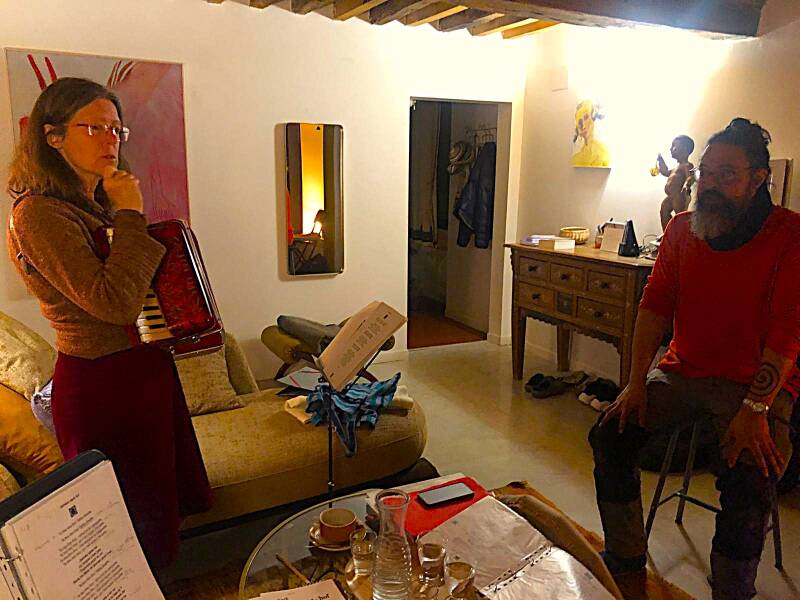 venir avec nous en studio ou en répétition