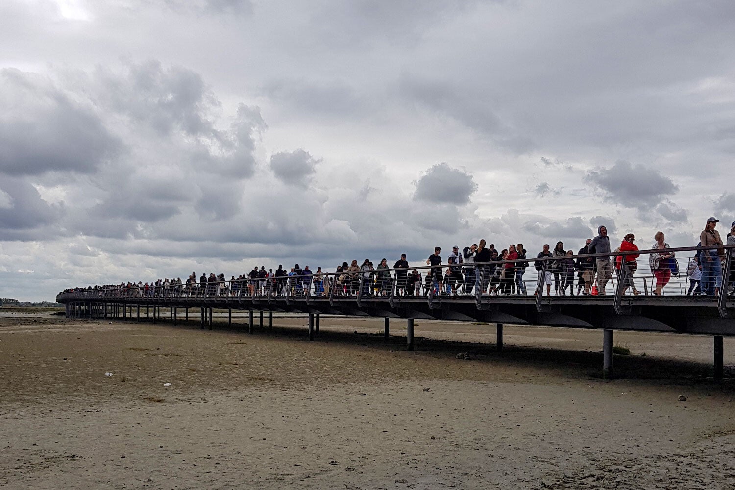 La fila per entrare nel borgo di Le Mont-Saint-Michel alle 11 del mattino