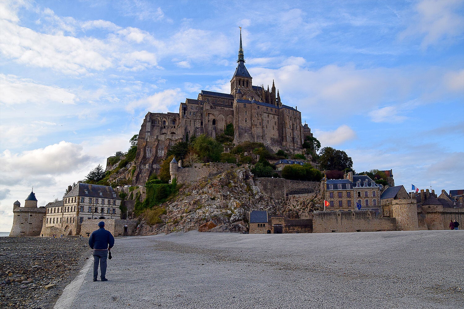Il piazzale antistate Le Mont-Saint-Michel nel tardo pomeriggio