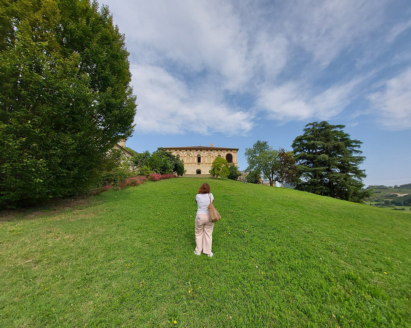 Villa dei Vescovi vista dai piedi della collina