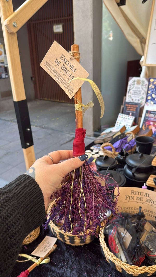 Escoba de Bruja para Purificación y Protección