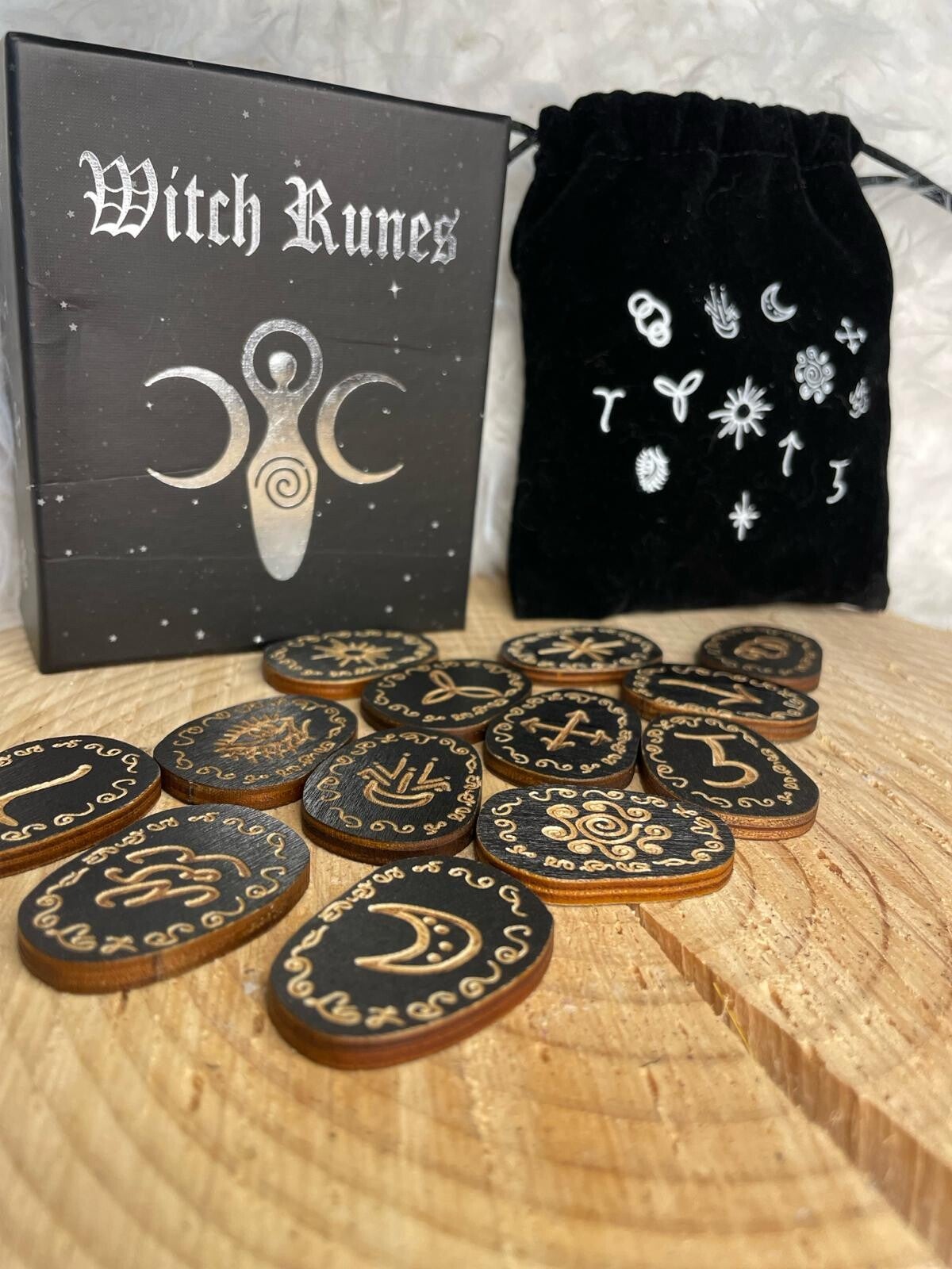 Runas de Bruja en Madera - Conecta con la Esencia Natural