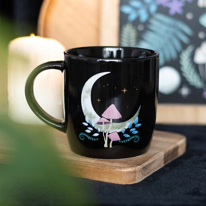 Taza Negra con Luna y Naturaleza
