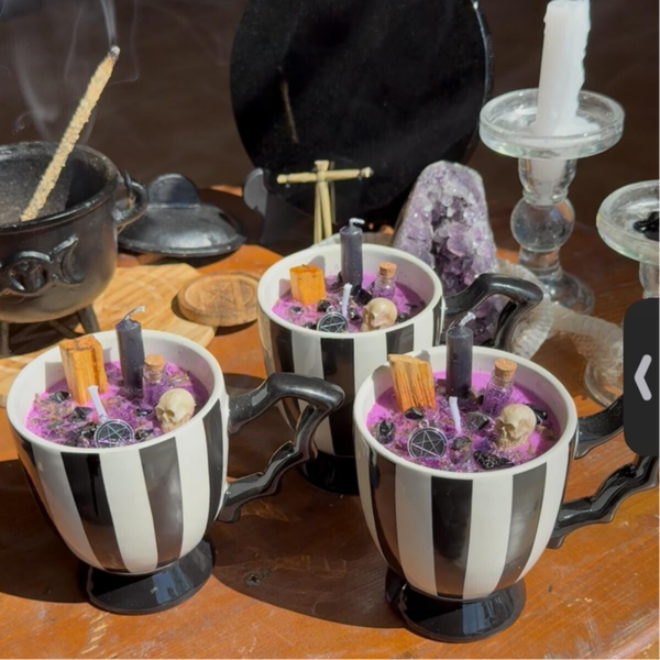 RESERVA!! Vela en taza con alas de murciélago – Estilo Miércoles Addams