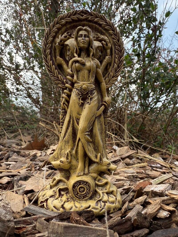 🌕 Hécate – Señora de las Encrucijadas y la Magia