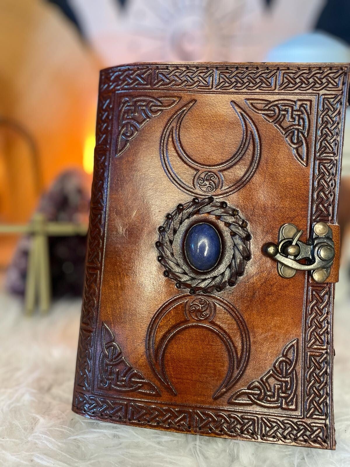 Grimorio Marrón Oscuro Triple Luna y Mineral Incrustado (Lapislázuli u Ojo de Tigre)