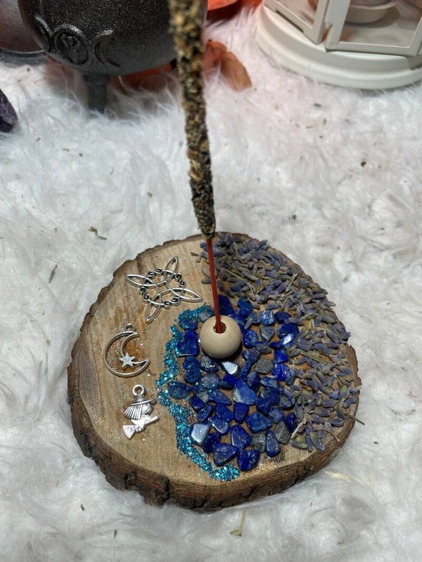 Porta Incienso Artesano con Lapislázuli, Lavanda, Nudo de Brujas, Media Luna y Brujita en Escoba