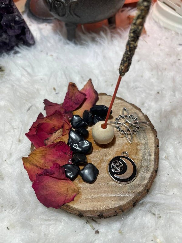 Porta Incienso Artesano con Obsidiana Negra, Pétalos de Rosa, Nudo de Brujas y Luna con Pentagrama