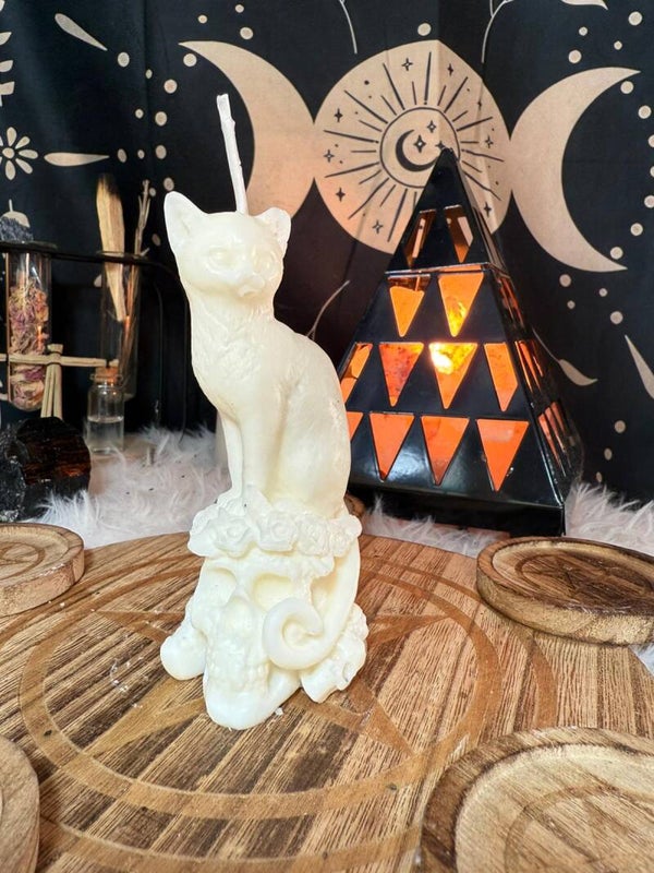 Vela de Gato Encima de Calavera: Misterio y Protección