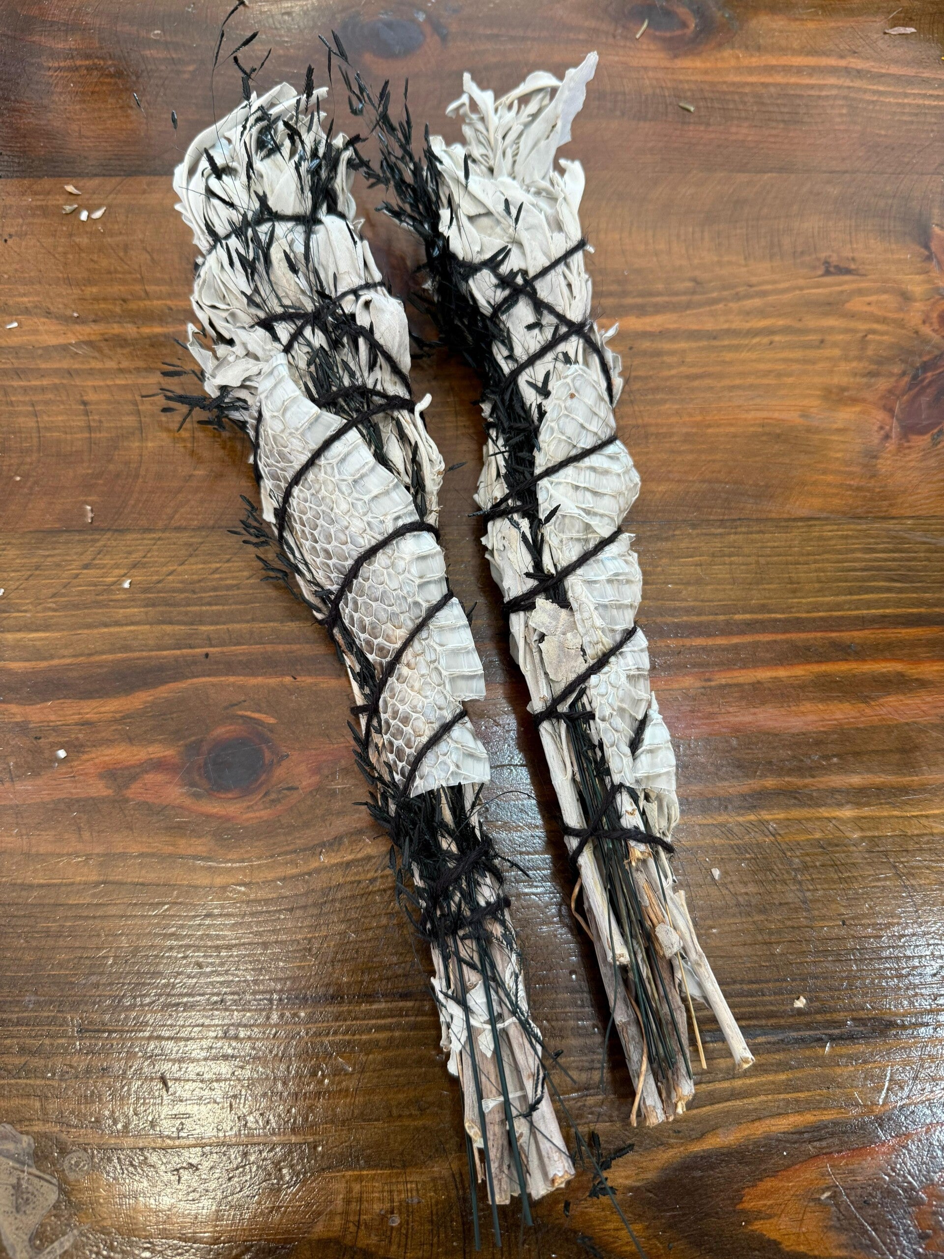 Atado de Hierbas – Salvia Blanca con Piel de Serpiente y Cuerda Negra