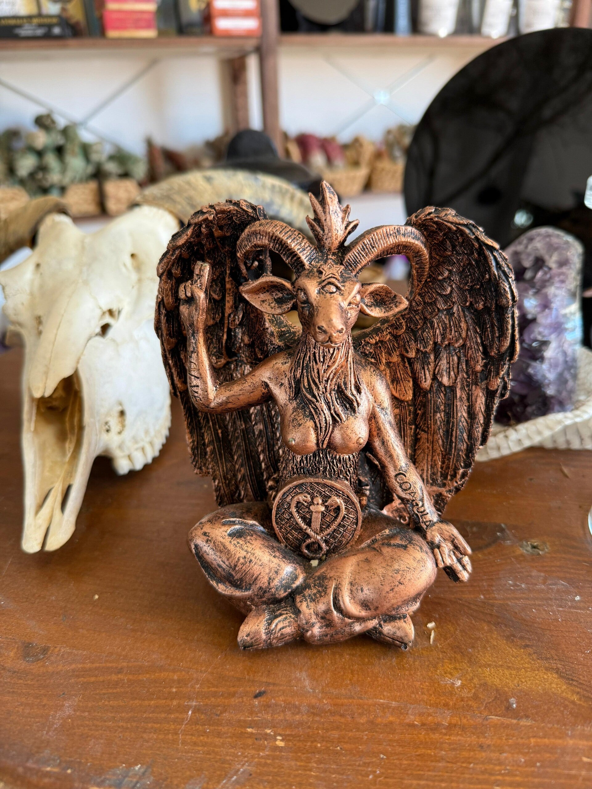 Figura de Baphomet en Resina – Acabado Cobre