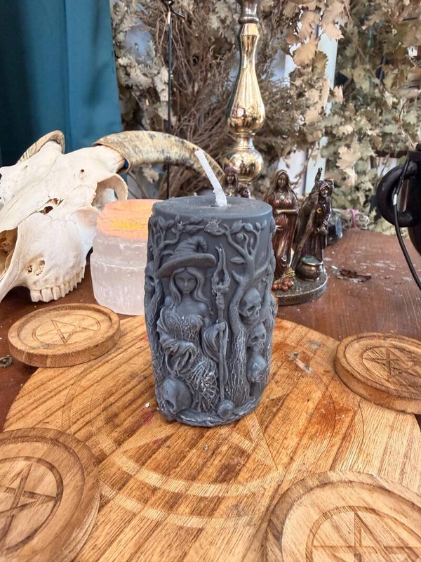 Vela Artesanal de Soja – Bruja del Bosque y Calaveras