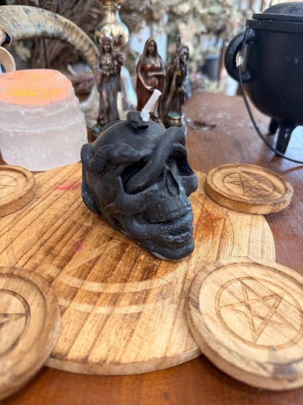 Vela Artesanal de Soja – Cráneo Humano con Serpiente