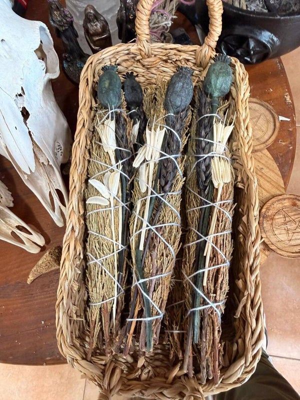 Atado de Ciprés con Amapola Negra