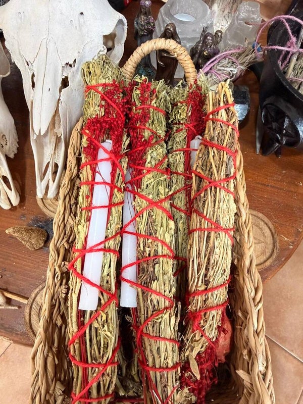 Atado de Hierbas de Ruda con Vela Blanca