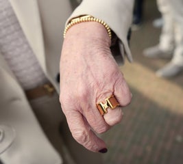 a7404440-2-standard.jpg