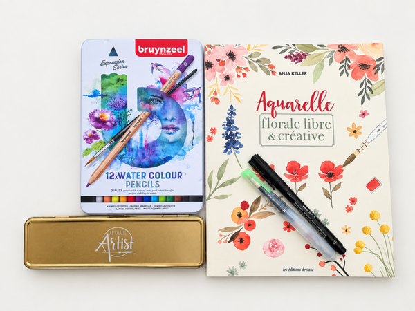 Lot crayons de couleur et livre aquarelle