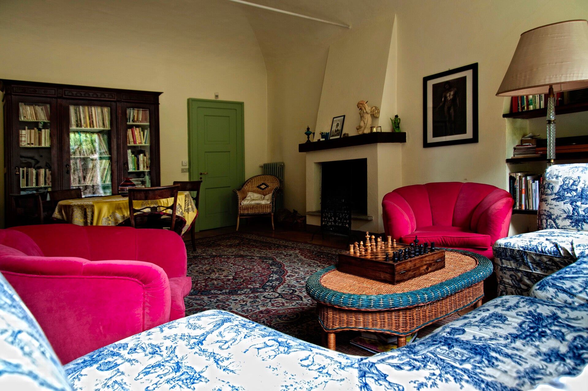 Sala della musica di Casa Giulia, arredata con divani e poltrone.