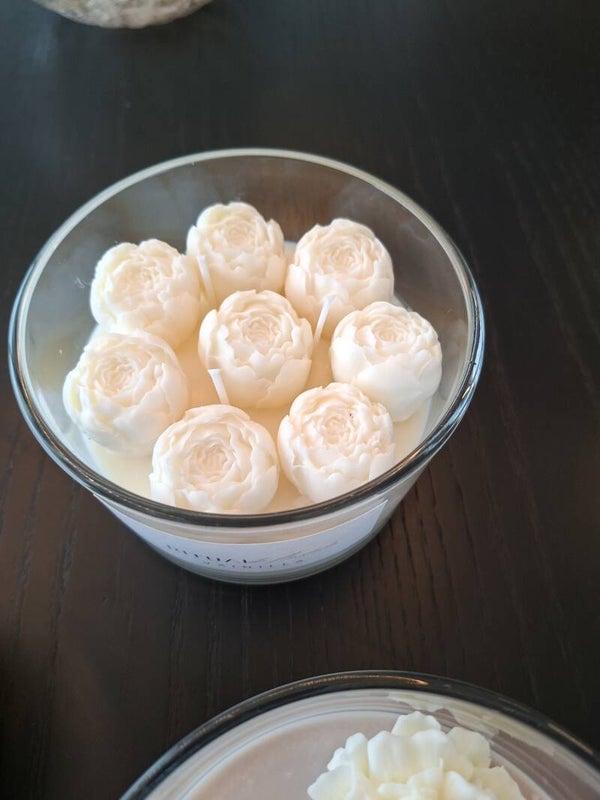 Vela aromática de vainilla con peonias