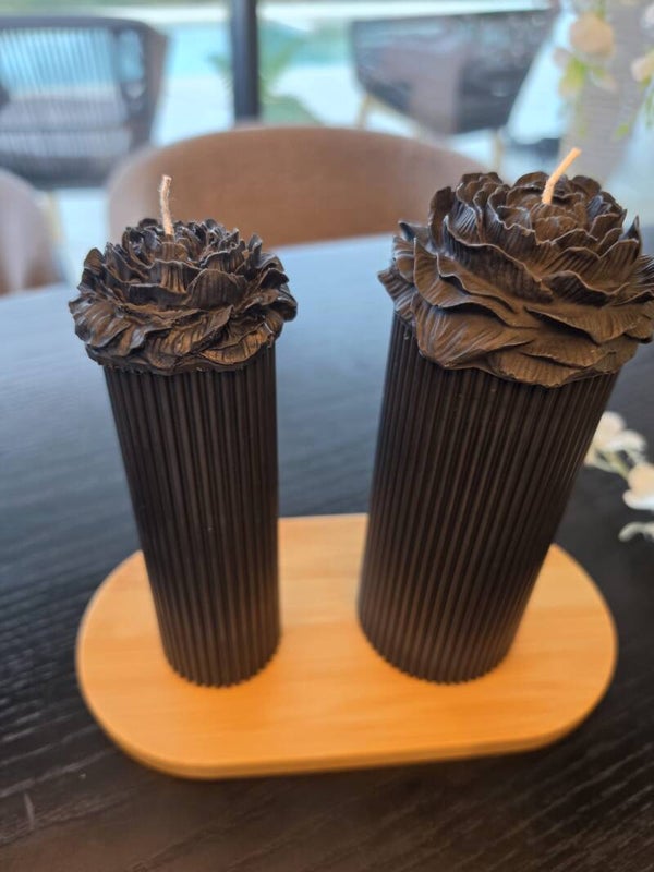 Conjunto de dos velas a rayas con peonias en negro