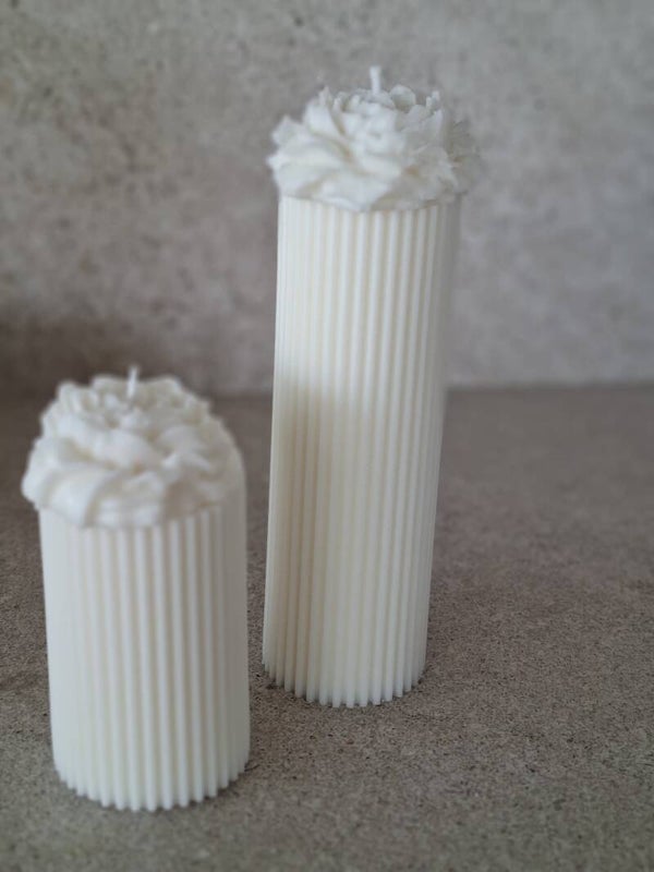 Conjunto de dos velas de rayas con orquídeas
