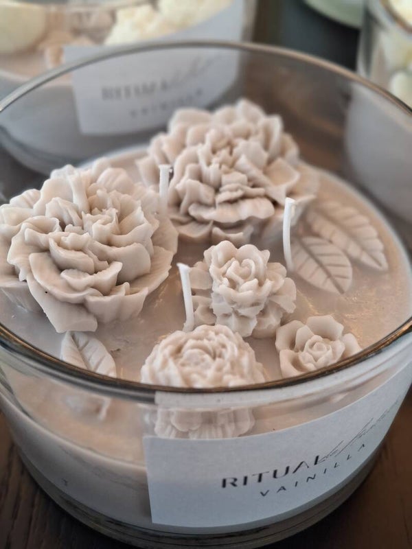 Vela aromática de vainilla con flores