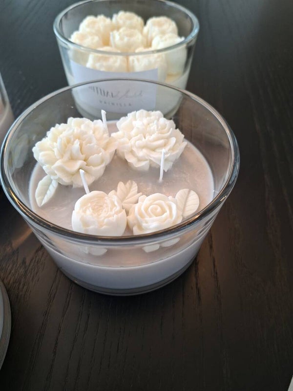 Vela aromática de vainilla con flores