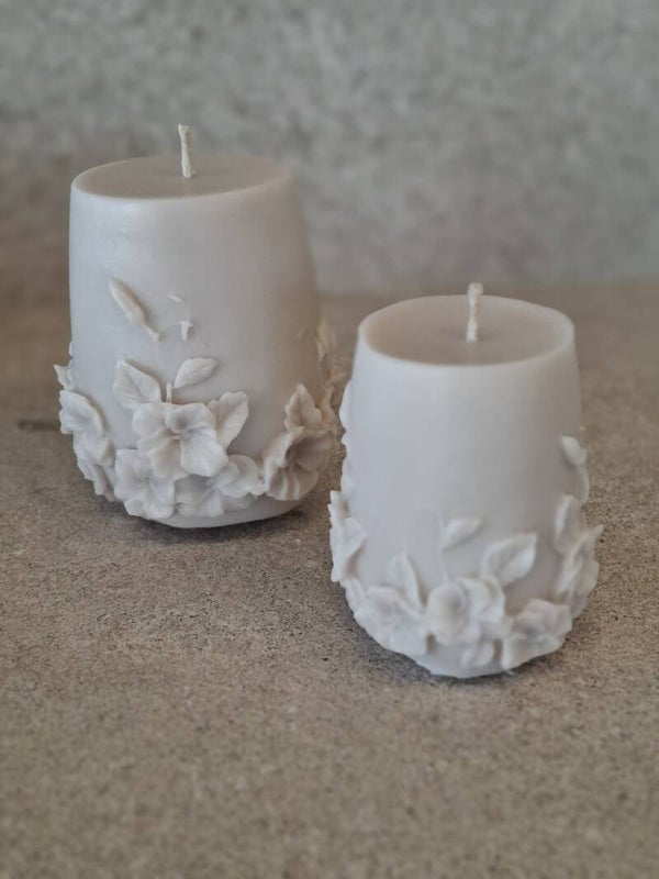 Juego de dos velas de flores beige