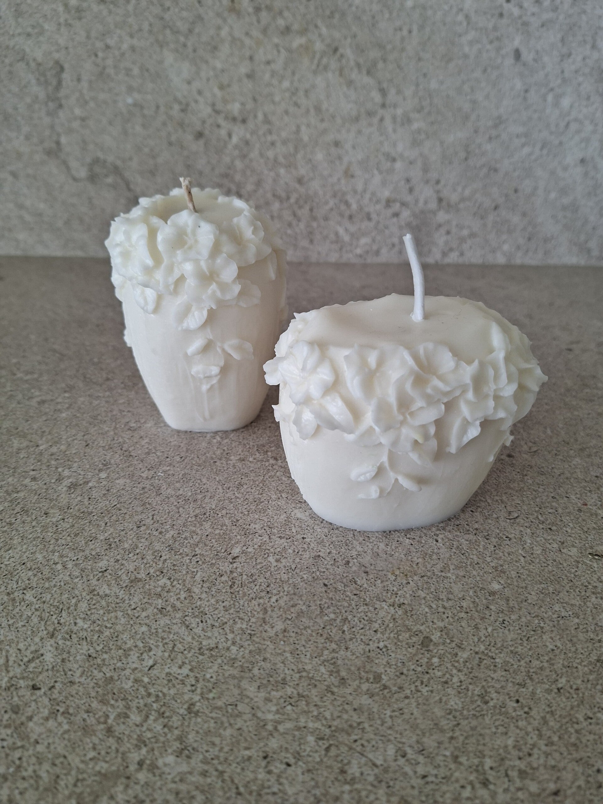 Conjunto de dos velas blancas con flores estriadas