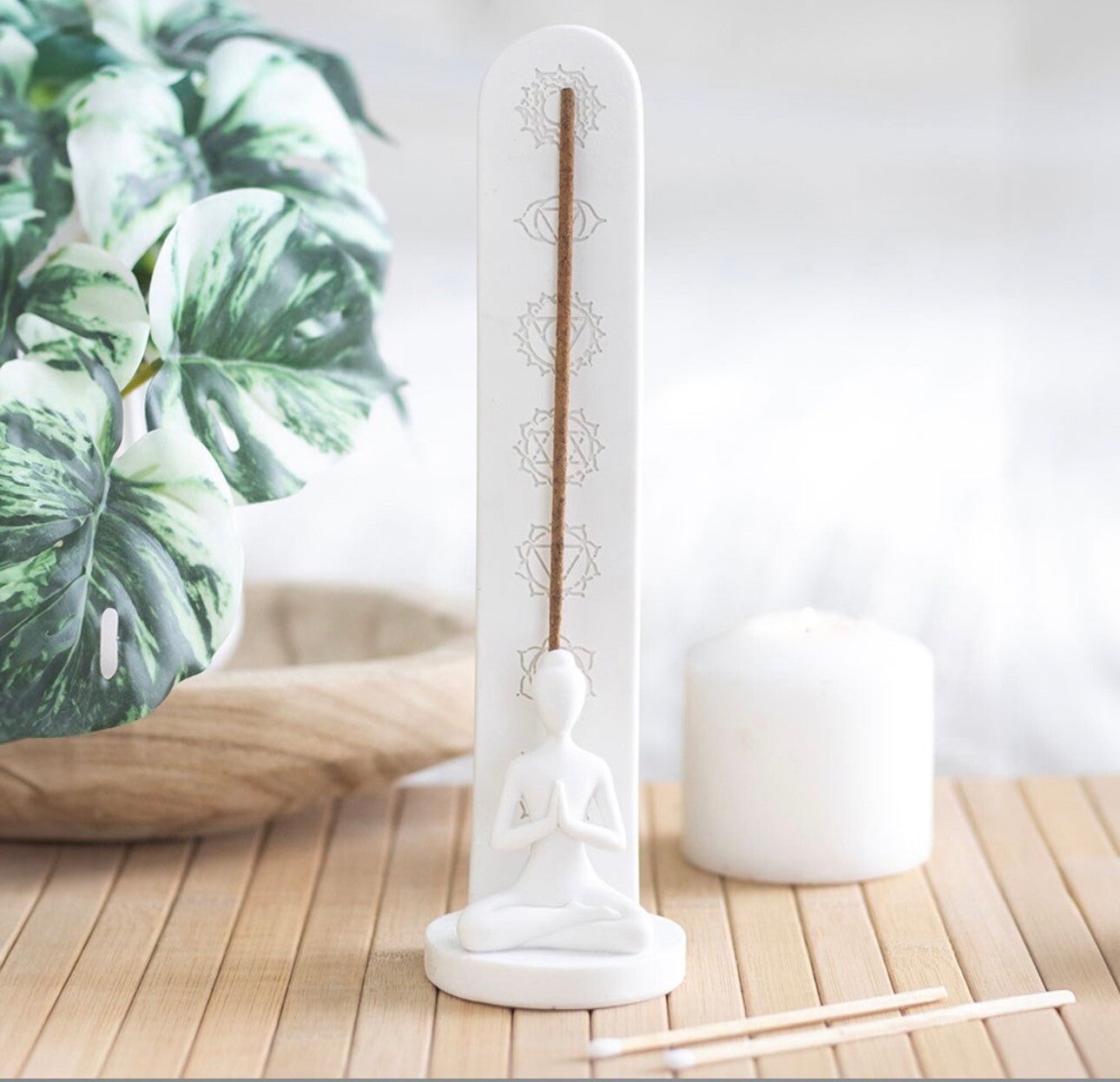 PORTA-VARITAS DE INCIENSO CON FORMA DE CHAKRA BLANCO Y POSTURA DE YOGA