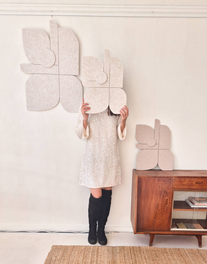 Akoestische kunstwerken met organische vormen in de kleuren beige en wit