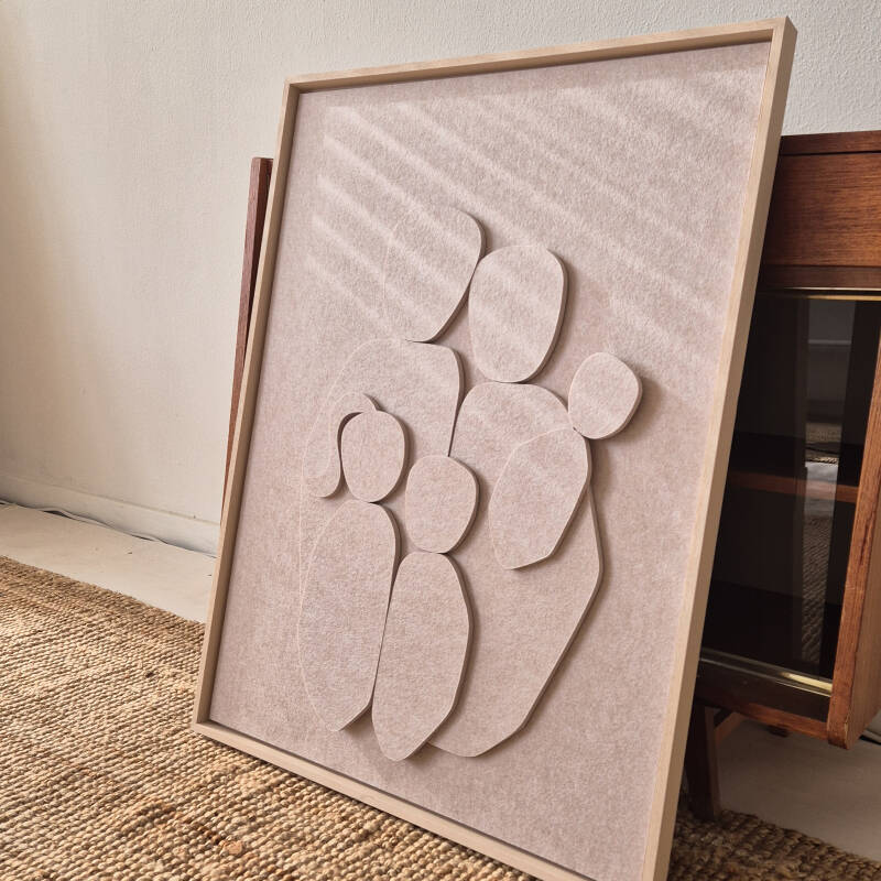 3D familieportret van 5 personen in beige PET-vilt