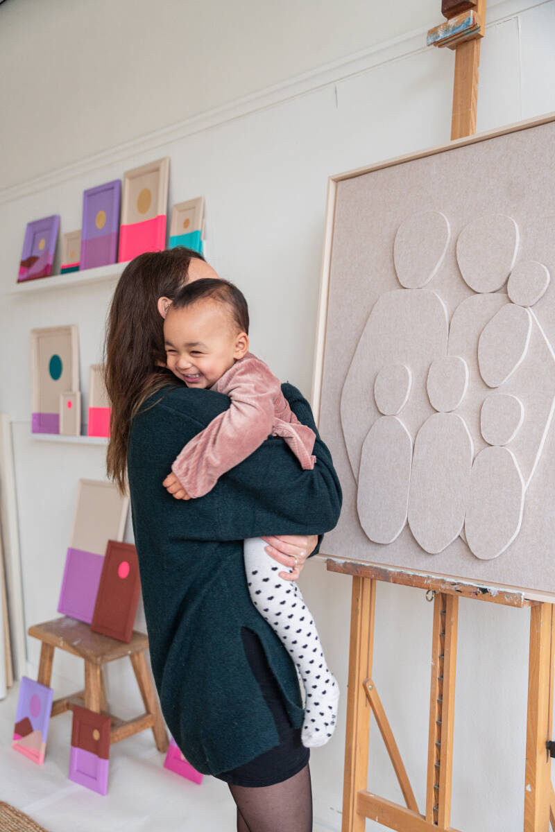 Akoestische kunst PET-Vilt familieportret. Door Sharon van Nimwegen. En kleurrijke abstracte kunst