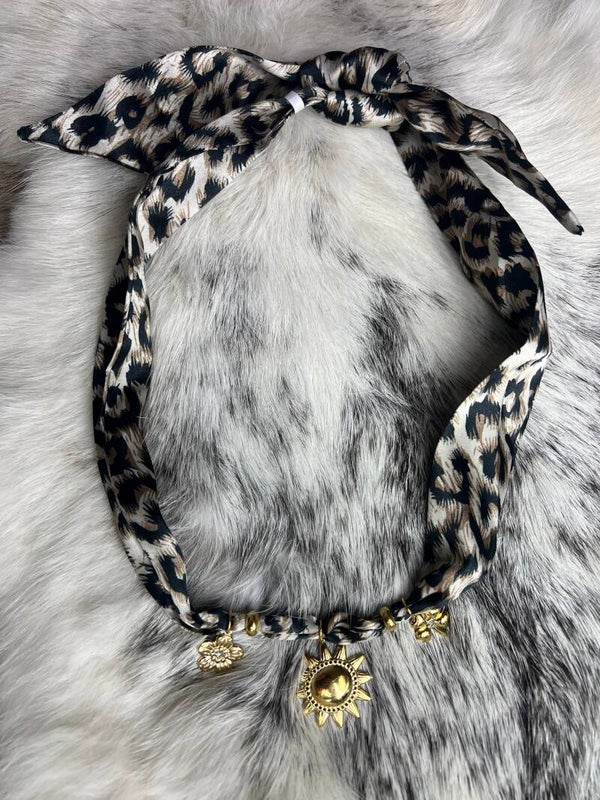 Scarf & steel - Wild kitty