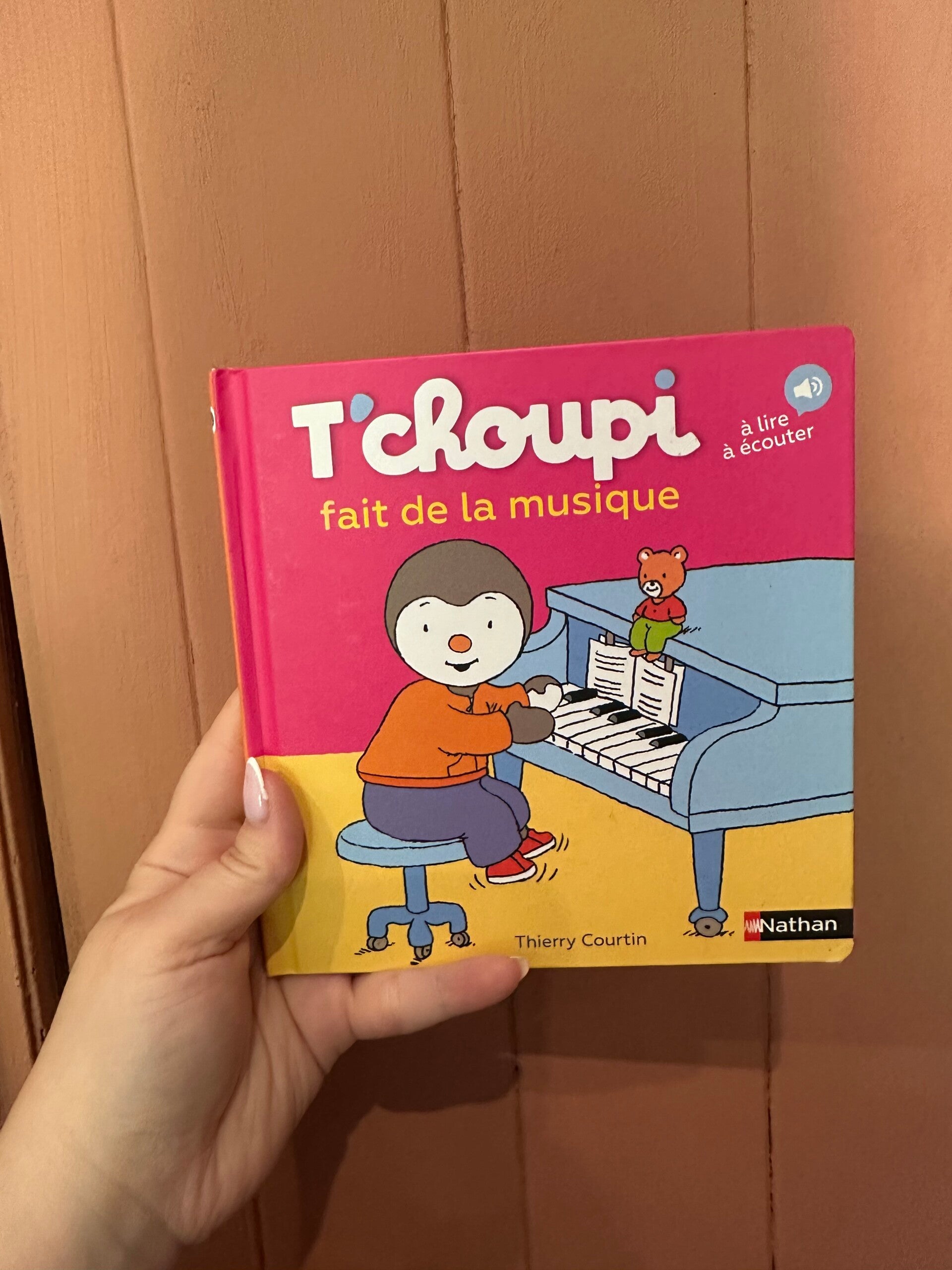 Tchoupi fait de la musique