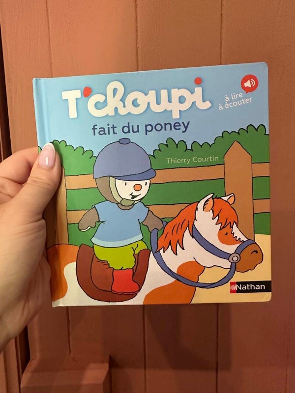 Tchoupi fait du poney