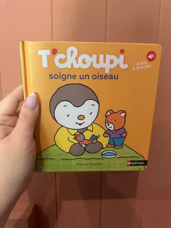 Tchoupi soigne un oiseau
