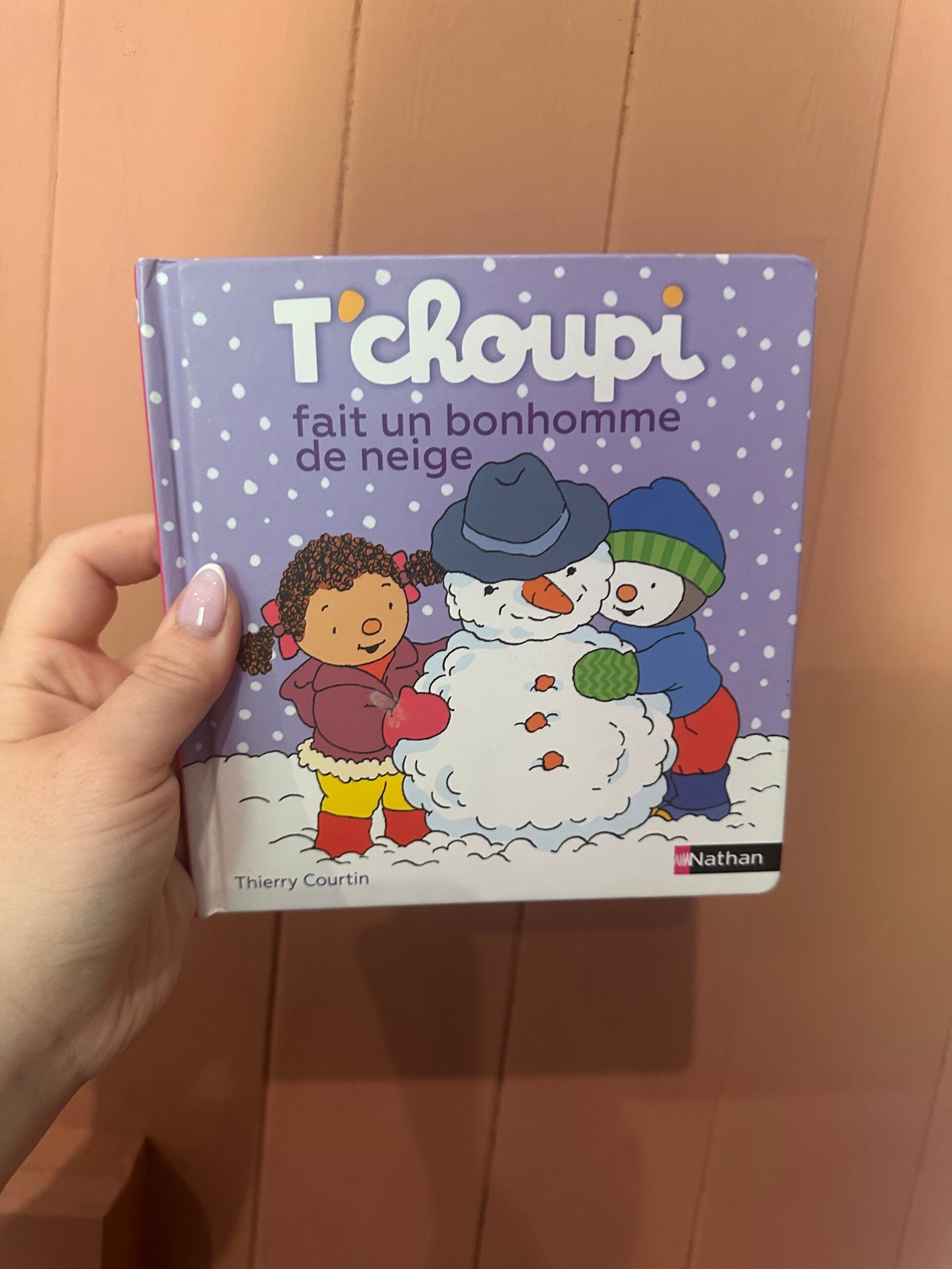 Tchoupi fait un bonhomme de neige