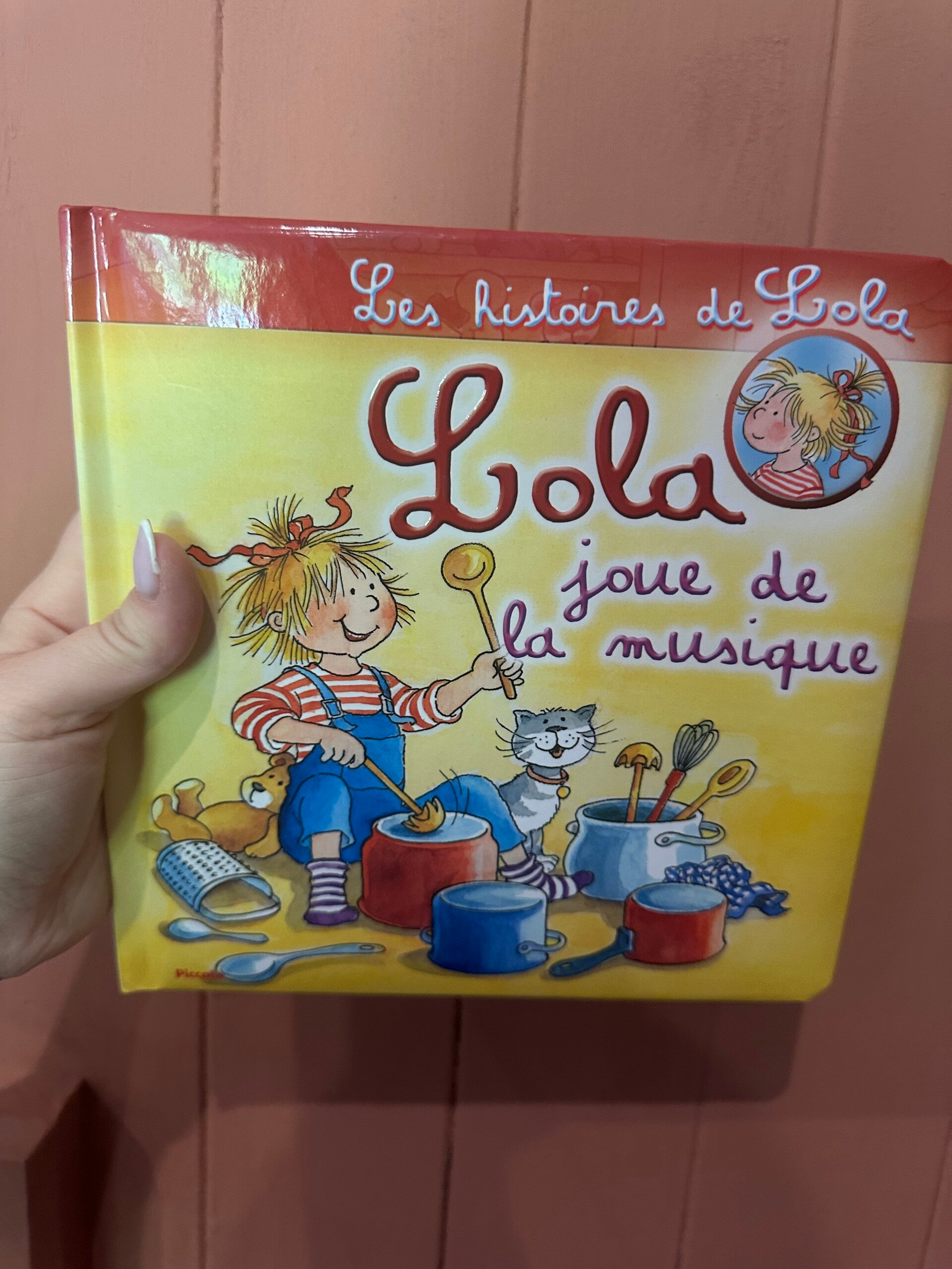 Lola joue de la musique